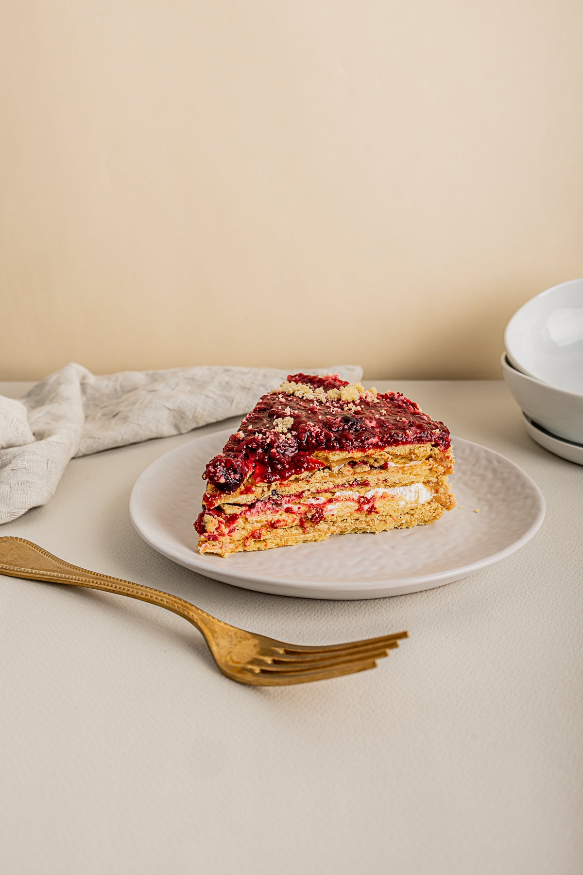 Porción de torta chilena frutos rojos
